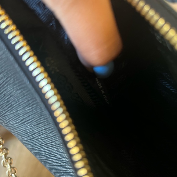 SOLD ✨Prada Re-Edition 2005 in Saffiano GHW✨ - Picture 6 of 16